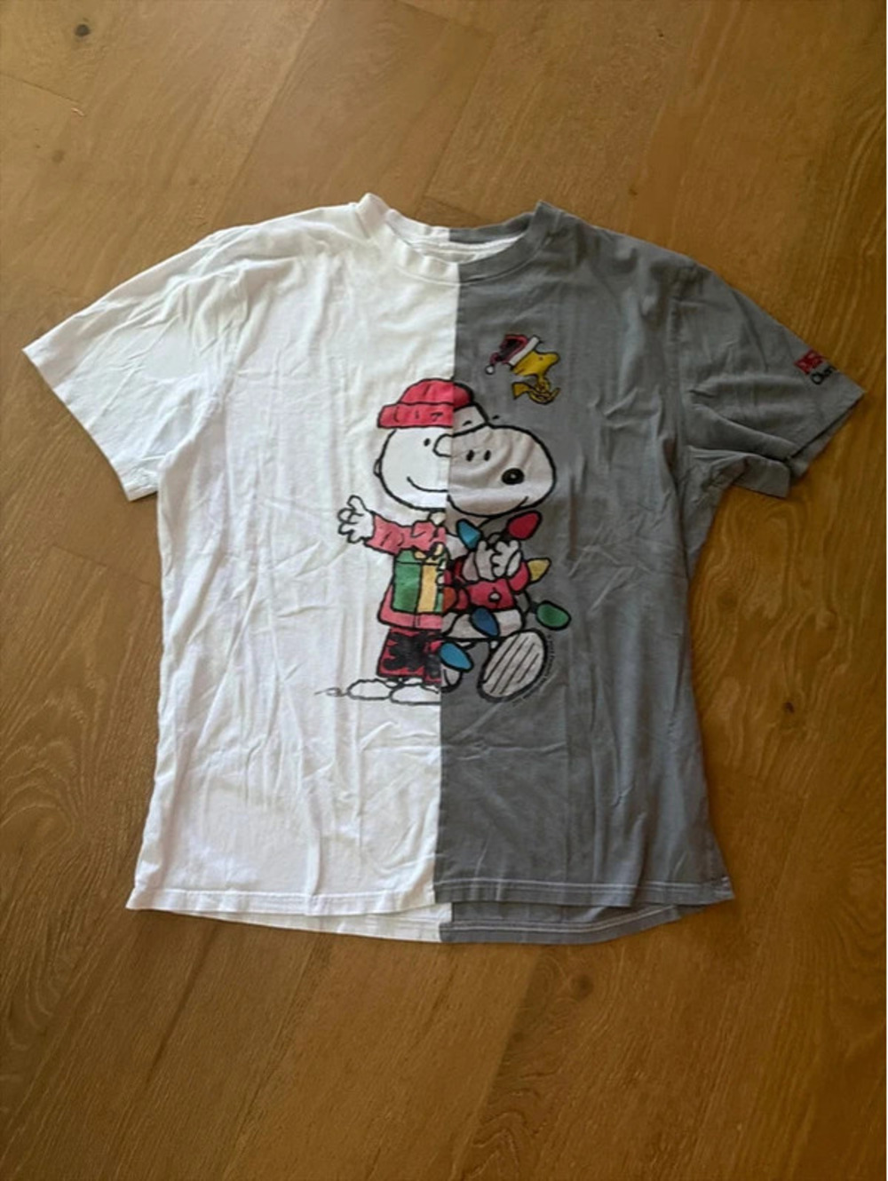 Hollister Peanuts Snoopy Woodstock Christmas T-Shirt XL Split Color Graphic
